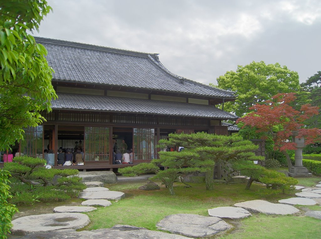 高松市・玉藻公園の披雲閣 by Aaron Madlon-Kay