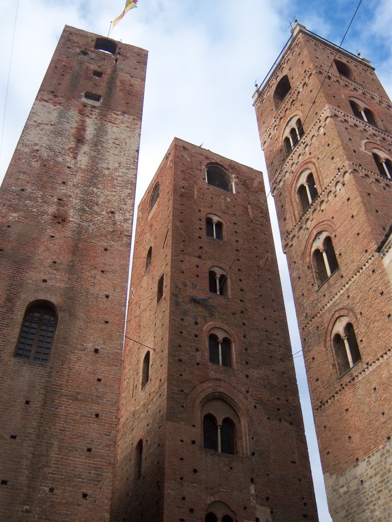 Albenga. Las tres torres medievales. by Mayid Hassan