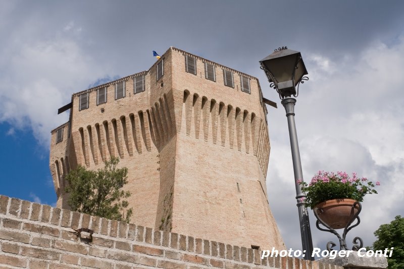 Mondavio La Rocca by Roger Conti