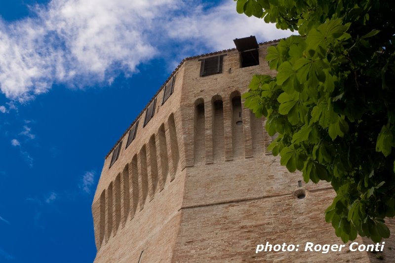 Mondavio La Rocca by Roger Conti