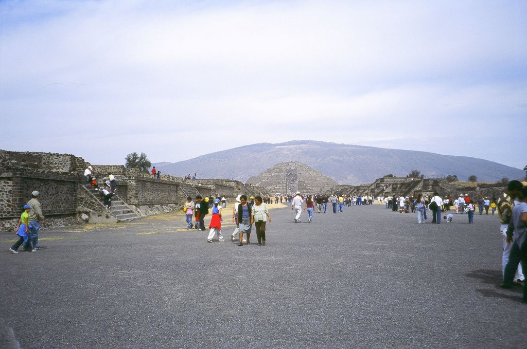 Calzada de los Muertos, Teotihuacán - México by Altevir Vechia