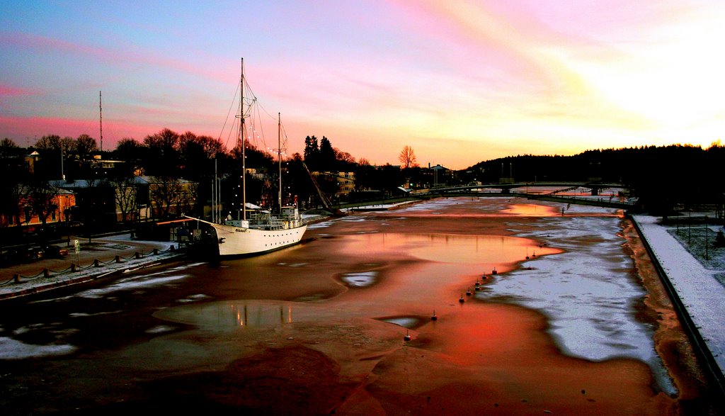 Sunset on Frozen River by leandro_cordeiro