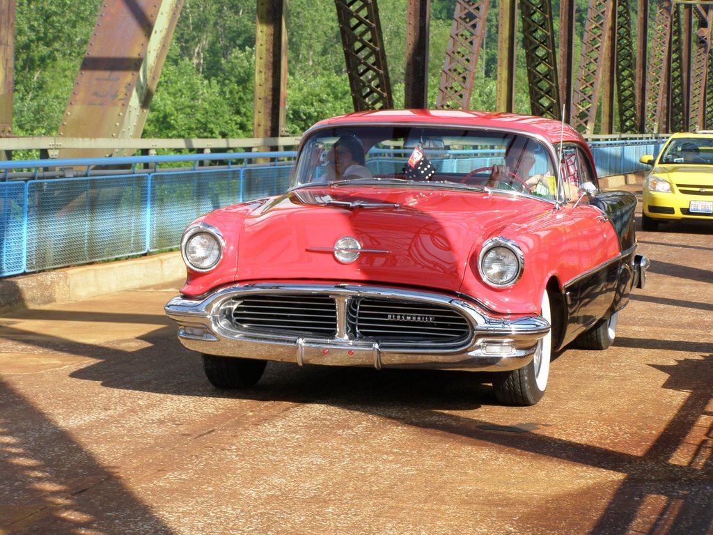 Classic Olds on of Rocks Bridge by mpiperlcpc