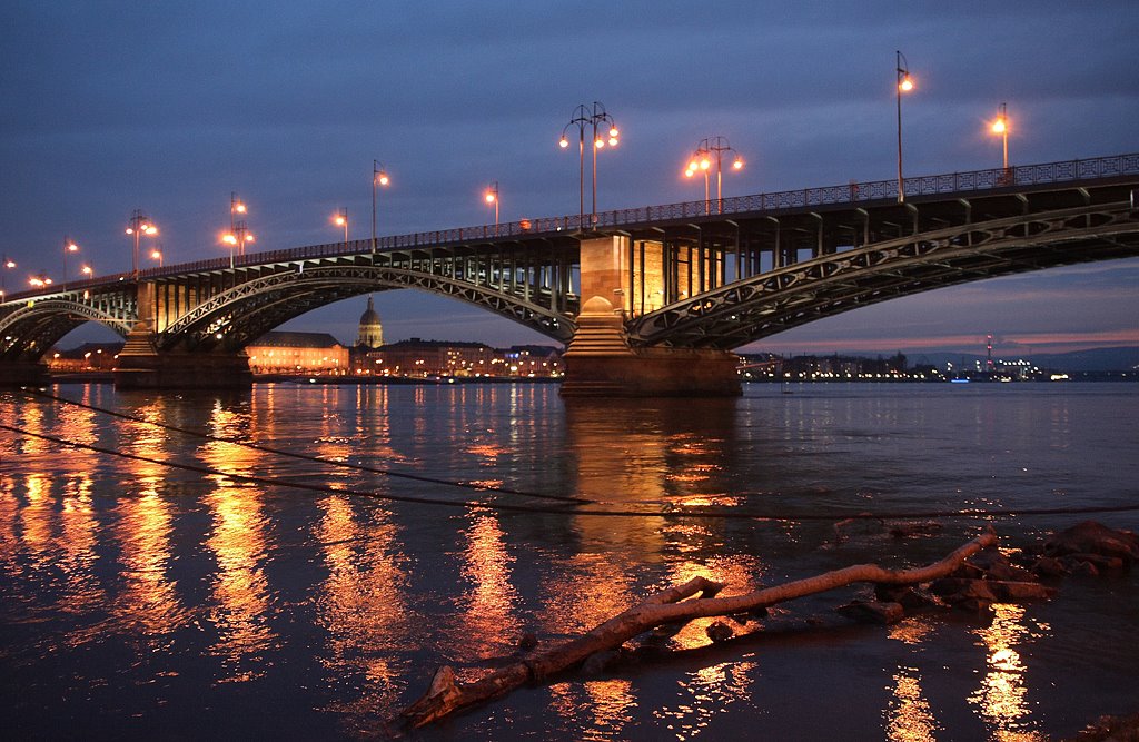 Abends an der Theodor-Heuss-Brücke by nordfan