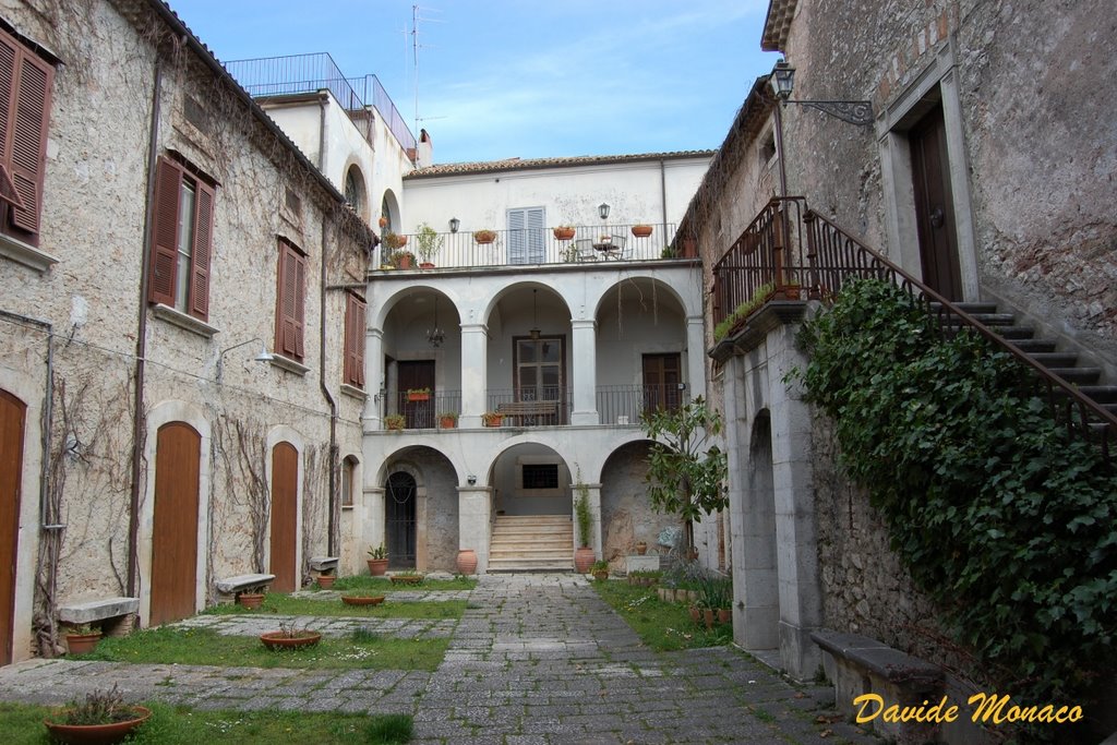 Fornelli - Cortile del palazzo marchesale by Davide Monaco