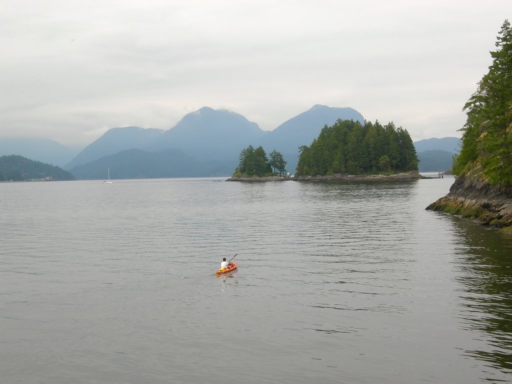 Lone Kayaker off Keats Island by seabow