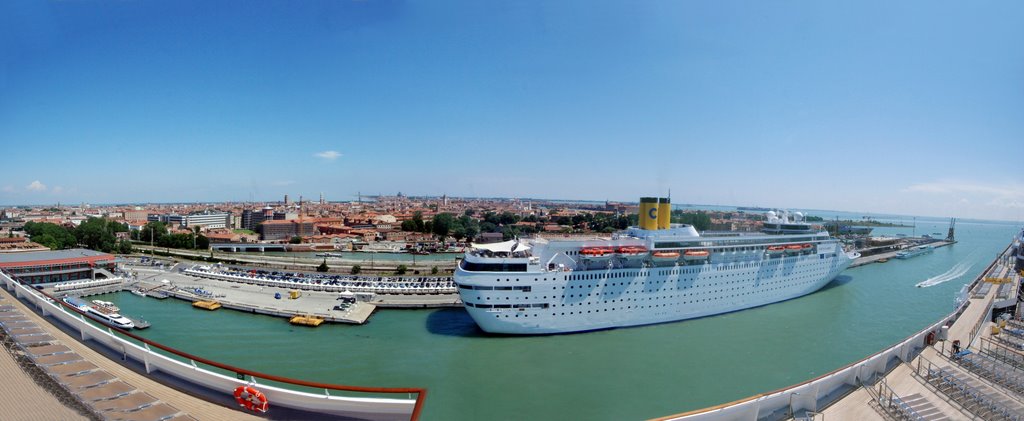 Venezia sullo sfondo vista dalla Costa Fortuna by cek