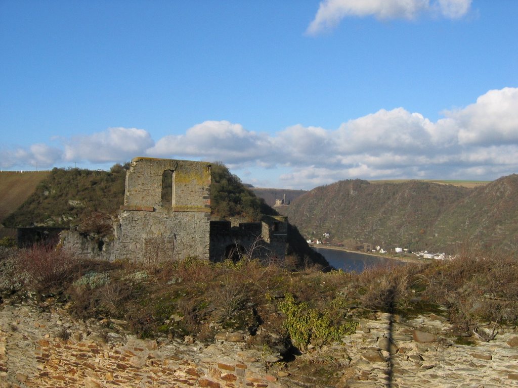 Blick auf Burg Maus von der Burg Rheinfels aus. by optikerholz