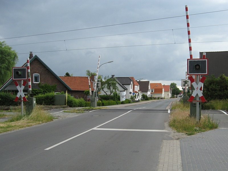 Bahnübergang - Kirchhammelwarden, Brake - 06.2008 by trigonal