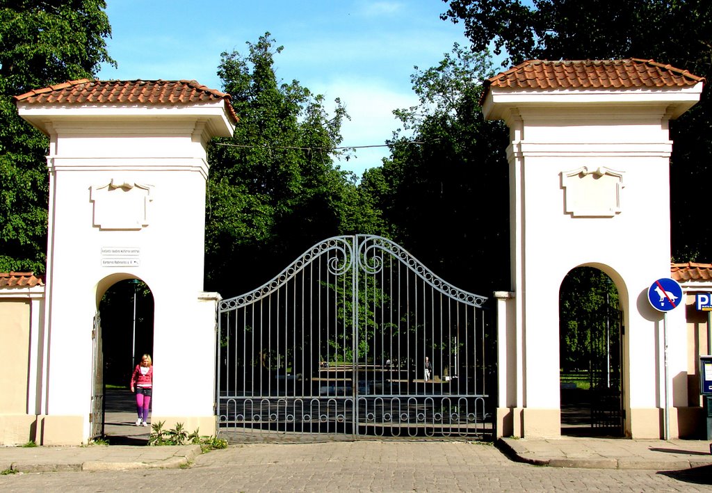 Gates to Sereikiskes park by Rimgaudas Bernotas