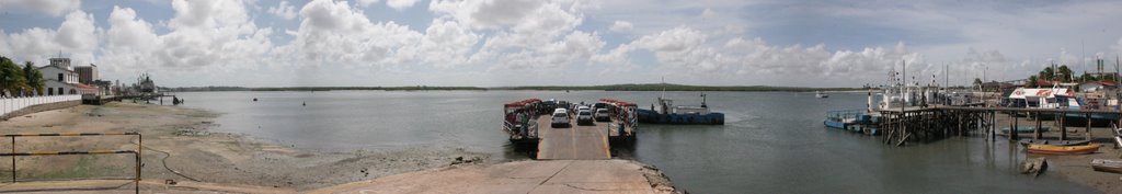 Travessia de balsa Praia do Forte / Redinha by Charles Northrup