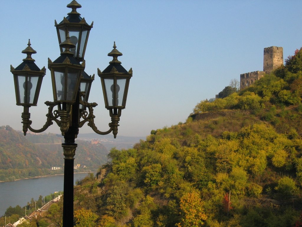 Blick auf Burg Gutenfels by optikerholz