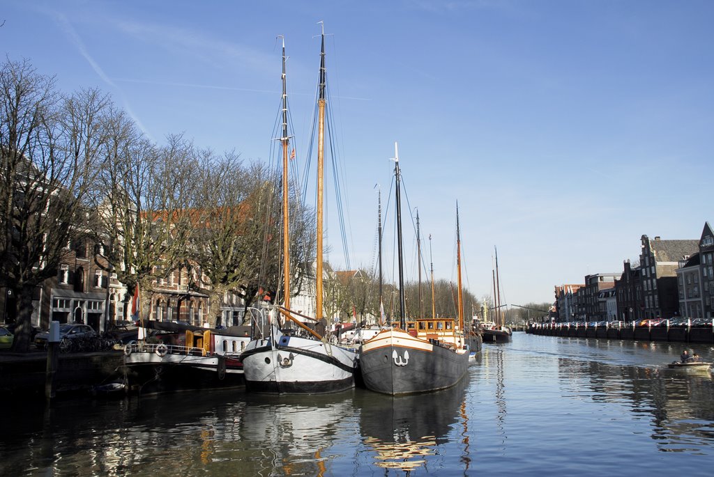 Wolwevershaven. by Arij M van Waart