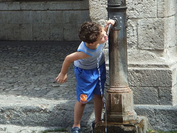 Brunnen in Norcia, Umbrien by italia-casale