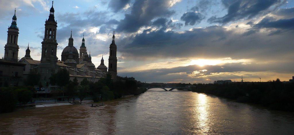 Puesta de sol en Zaragoza by Jose Erin