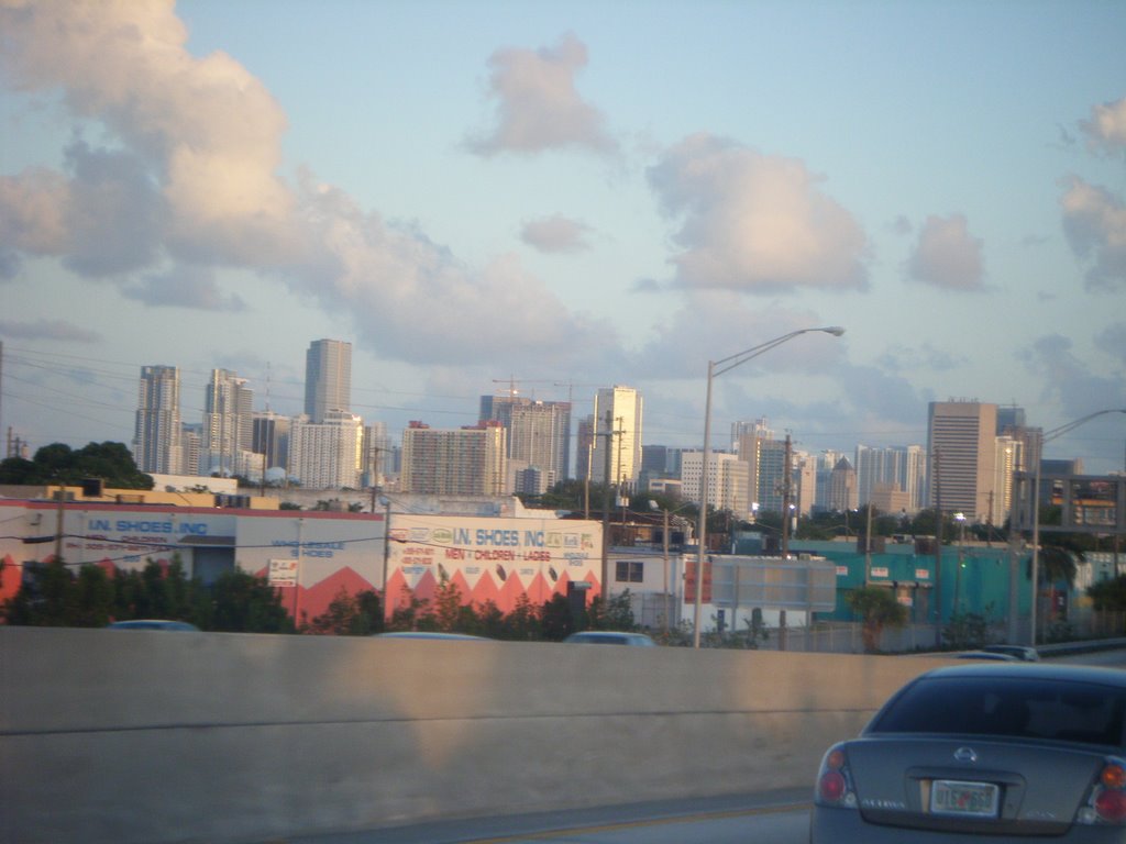 La ciudad desde la carretera by Javier Malvaez