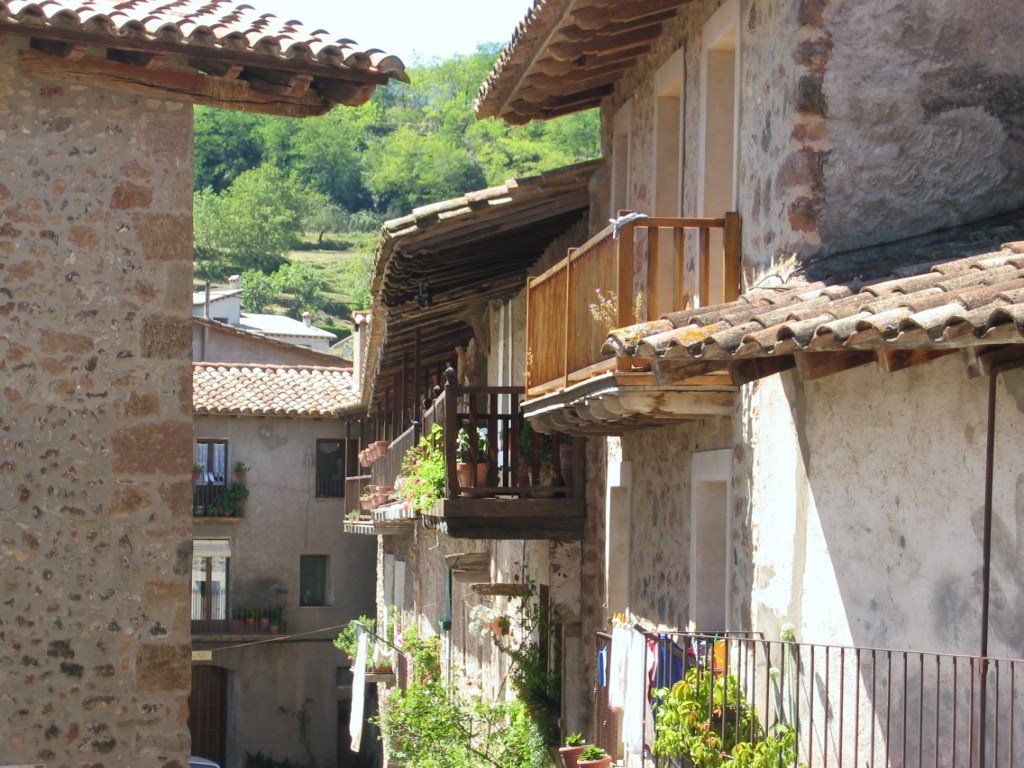 Calles de Santa Pau-Garrotxa en Girona by DubheYoshy