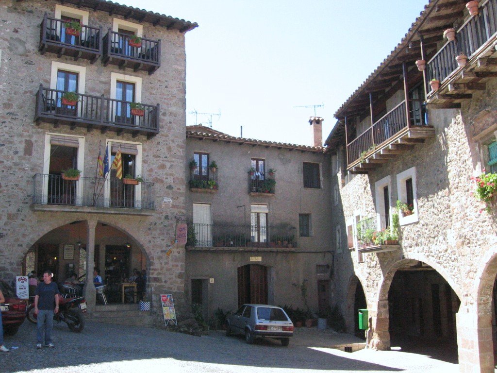 Plaza de Santa Pau-Garrotxa en Girona by DubheYoshy