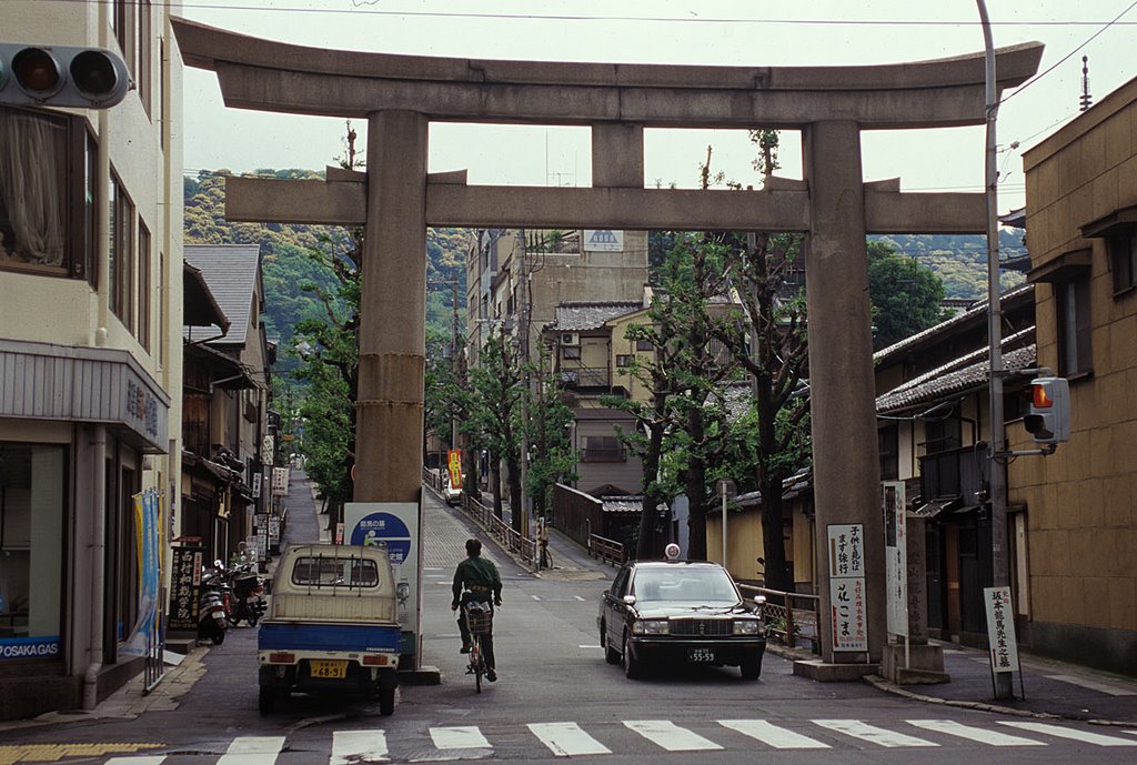 Arch_kyoto_yasaka by nlbford