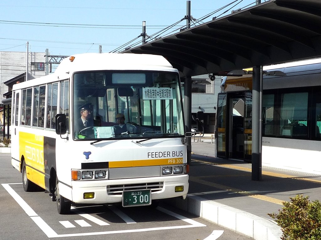 Bus and tram at Iwasehama Station バスと接続の良い岩瀬浜駅 by match345