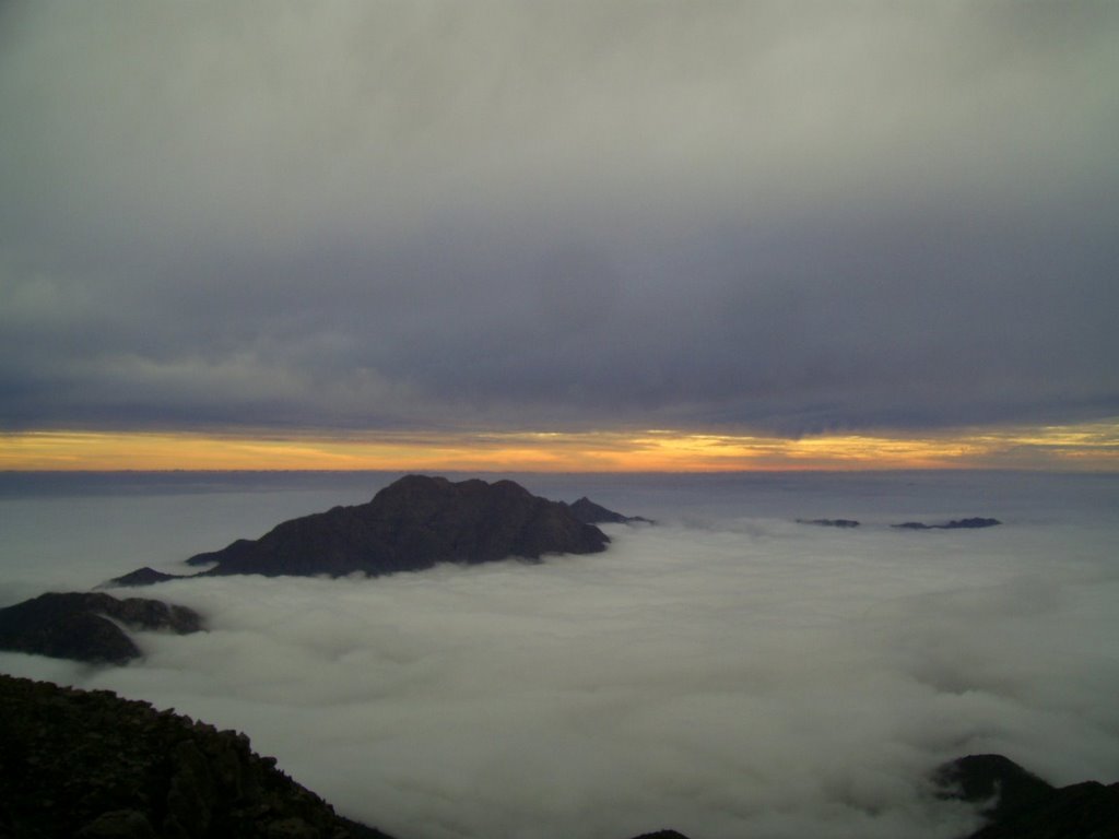 Atardecer, cumbre cerro El Roble. by Gerald Foxon