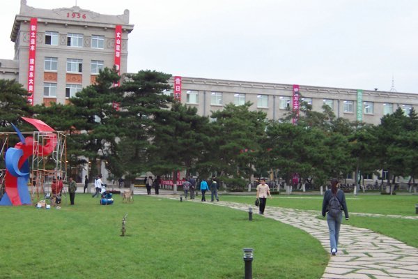 Mining building of Northeastern University 东北大学采矿学楼 前的草坪 東北大学の鉱山の建物 芝生 by 最北京www.ZuiBeijing.com