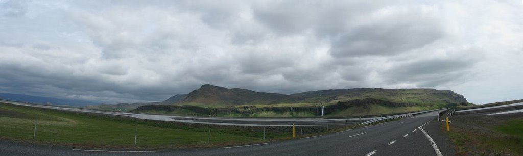 冰島的1號環島公路 遠方有62公尺高的瀑布 Seljalandsfoss by Vic Tsai 阿德醫師