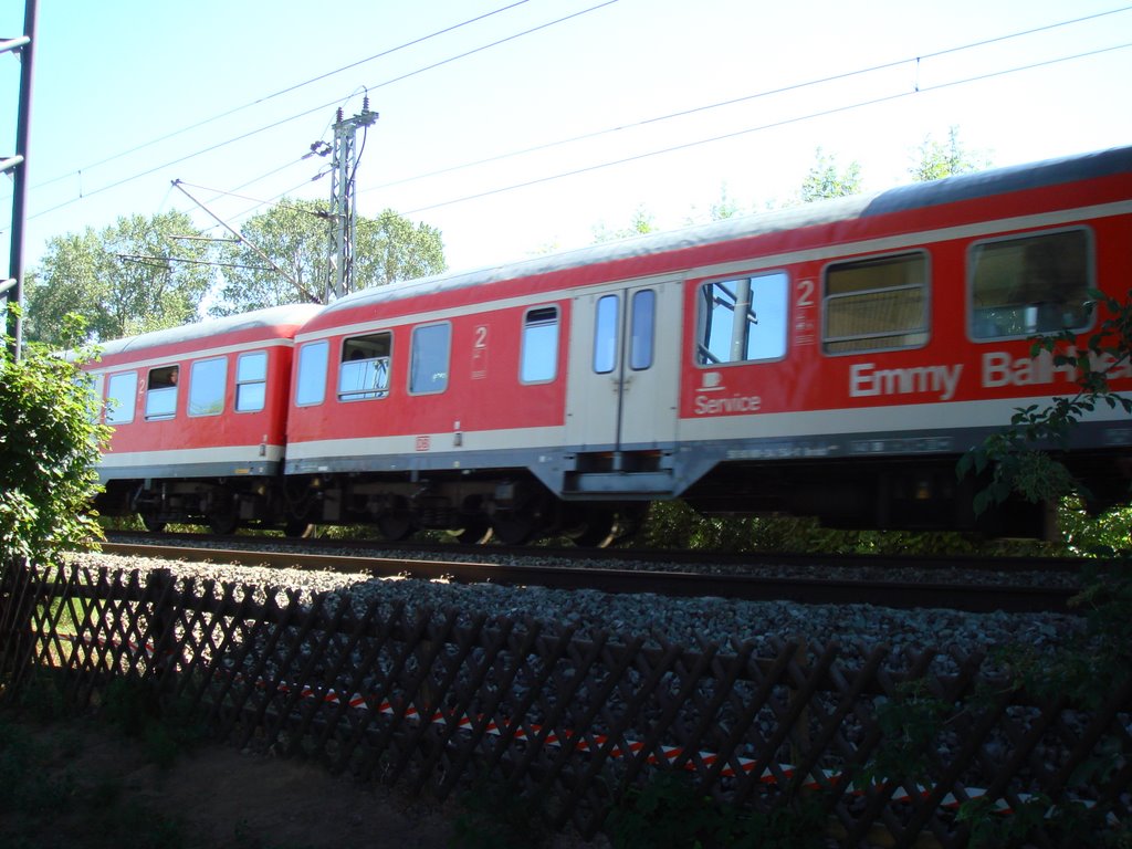 Die Bahn in Schwarzenbek zu Hamburg by edwardh