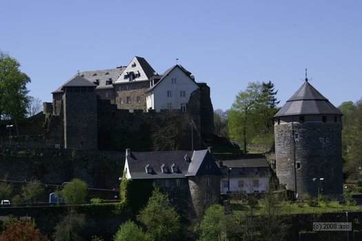 Monschau - Blick auf die Burg Monschau by Andreas Schniertshau…