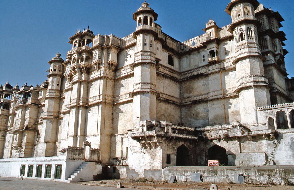 Udaipur (Rajasthan) : La cour du City Palace by Dino Déon