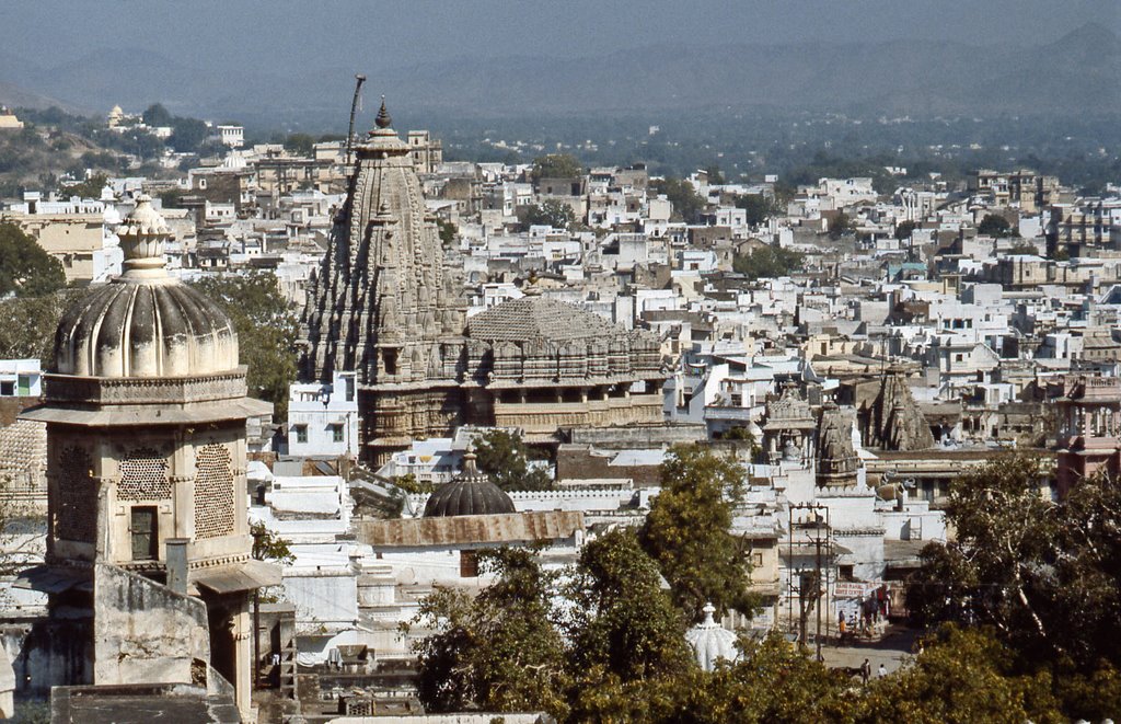 Udaipur (Rajasthan) : La ville vue des terrasses du City Palace by Dino Déon