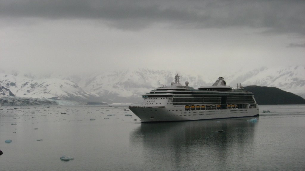 Cruise Ship at Yakutat Bay, near Hubbard Glacier, AK by ángel nava