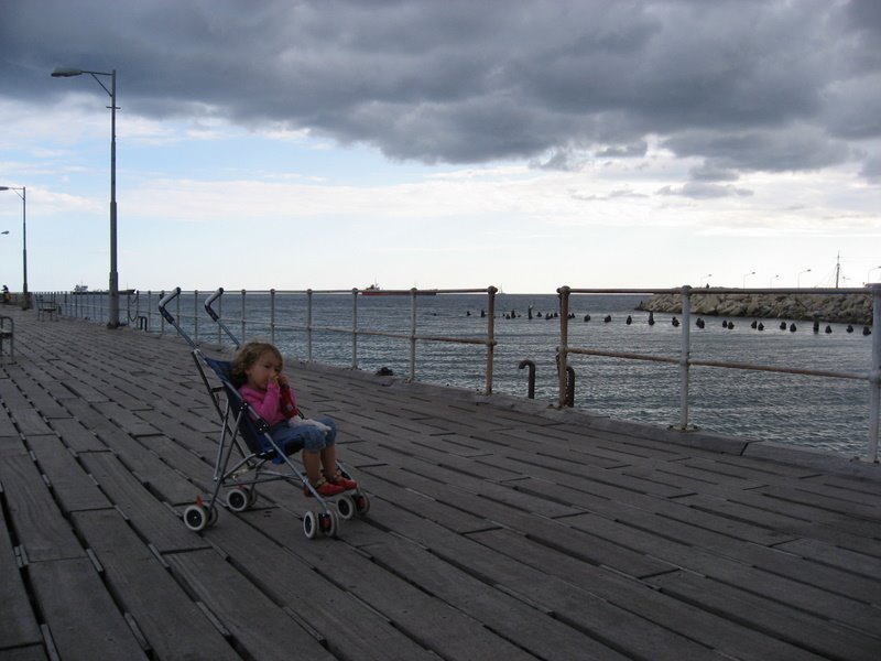 Véhicule sur la digue de Limassol by G.Berger