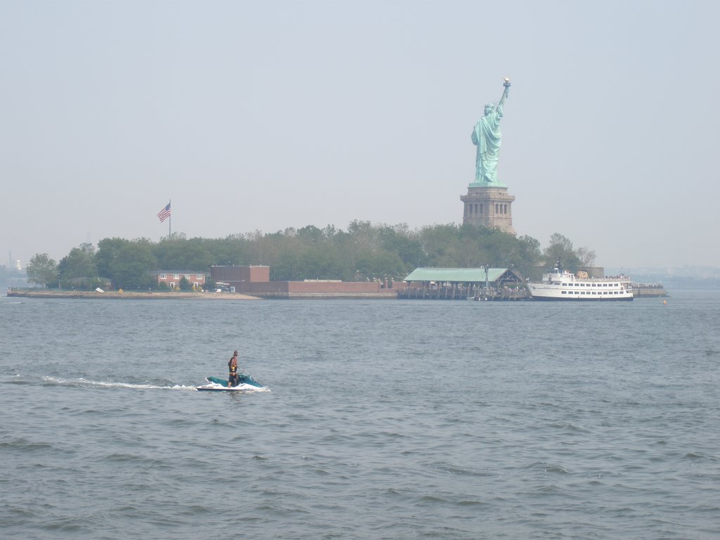 Statue of Liberty, NJ - NY by Diego Santander