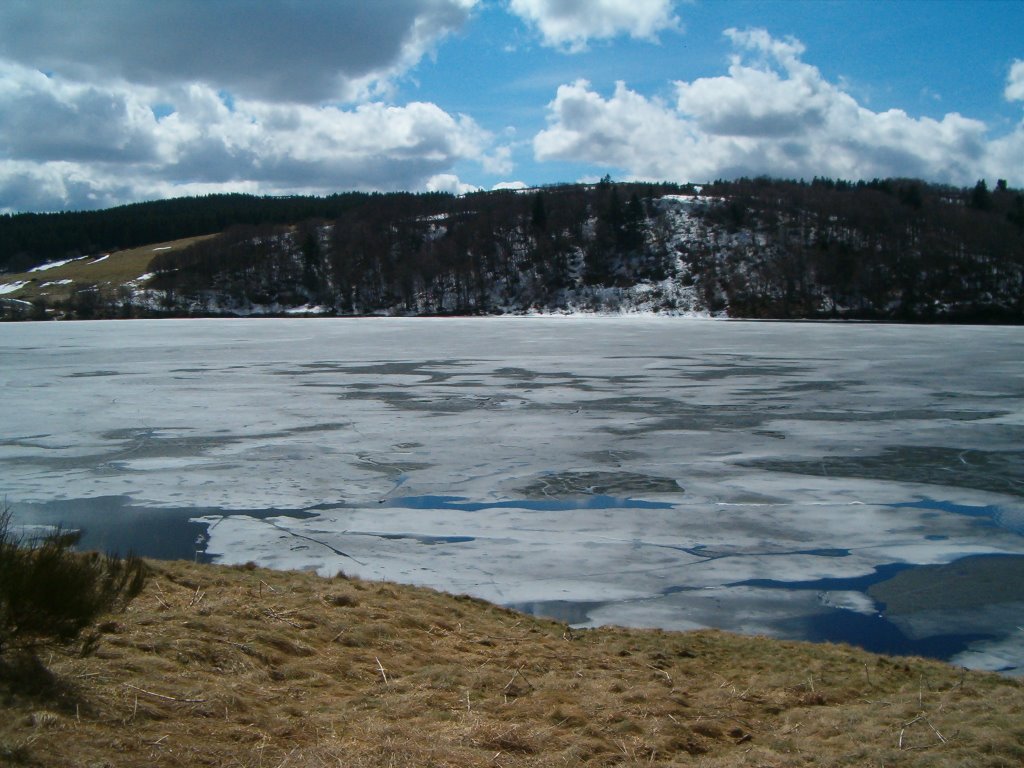 LAC DE GUÉRY gelé by Francois Esnault