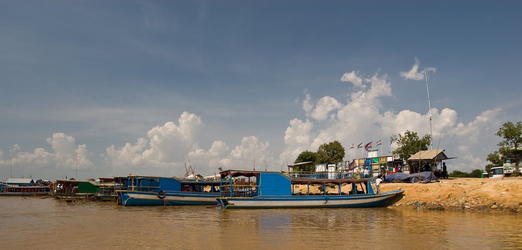 Unnamed Road, Moat Peam, Cambodia by Inostranec