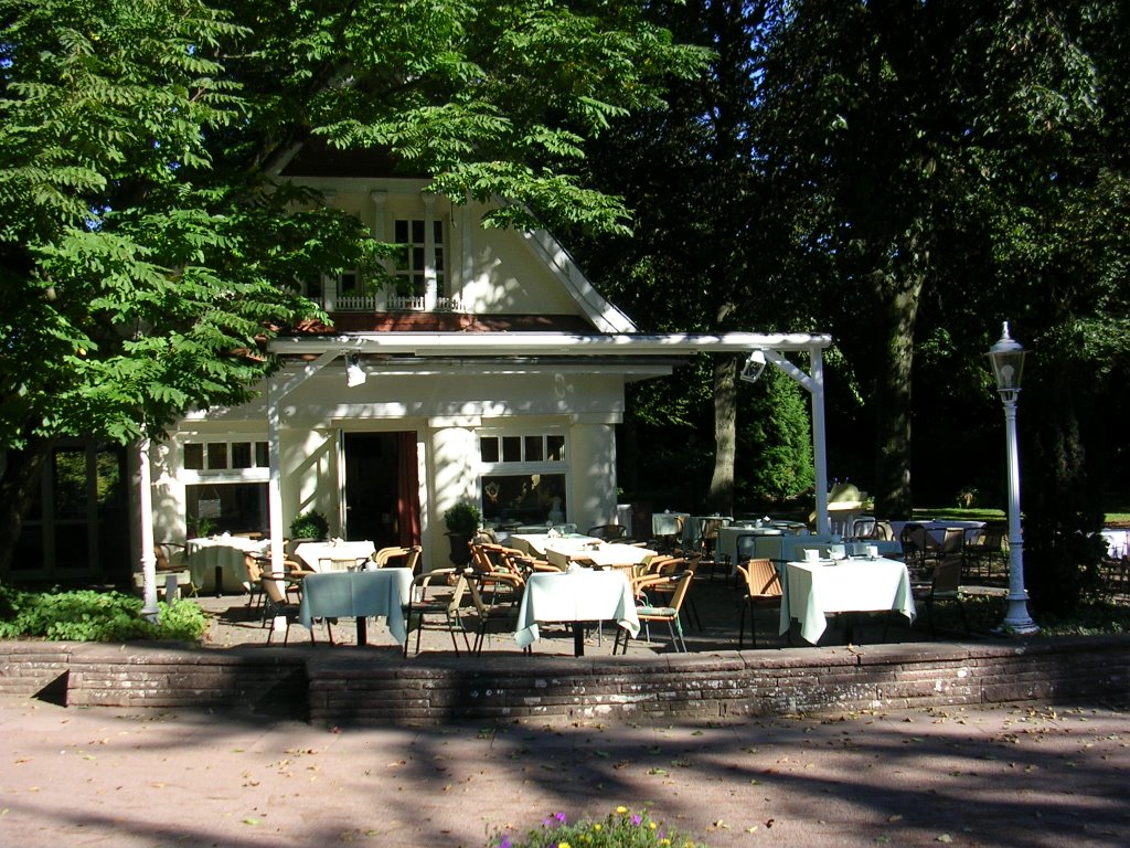 Nordhorn - Stadtparkcafe im Schatten alter Bäume (City Park Cafe in de schaduw van oude bomen) by Heribert Duling