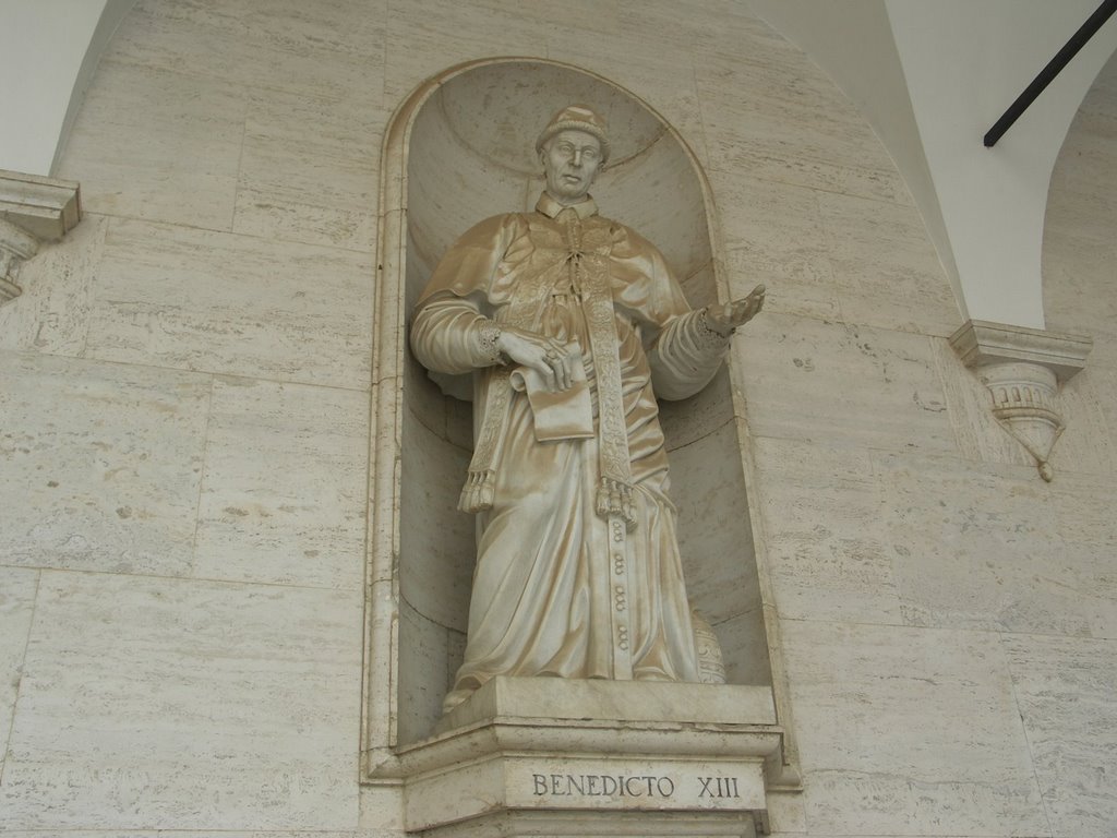 Statue di papi all'interno dell'Abbazia di Montecassino by superjohn