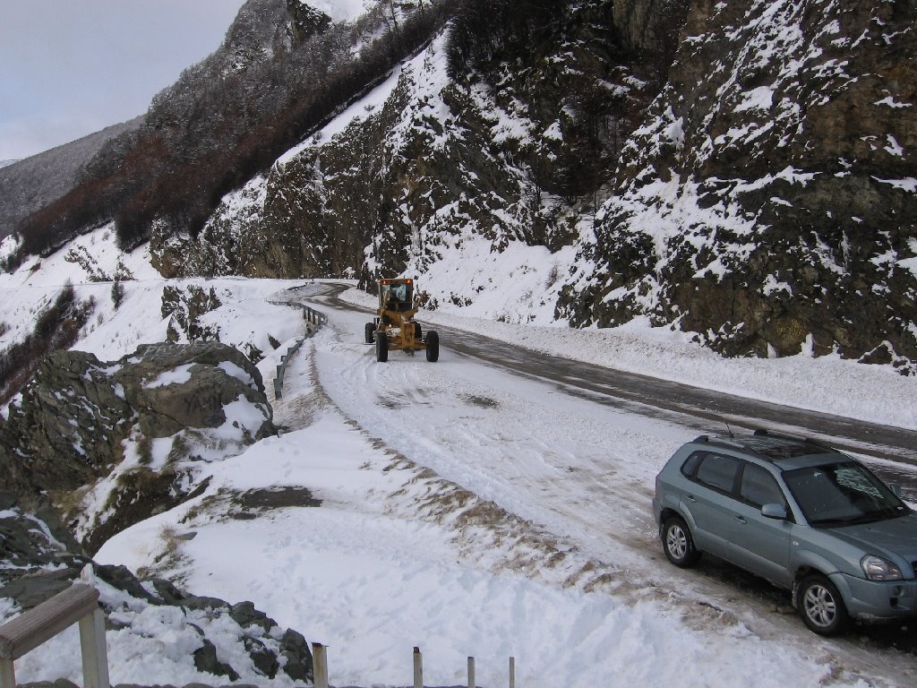 Sacando nieve del Paso Garibaldi by Rodi-tdf