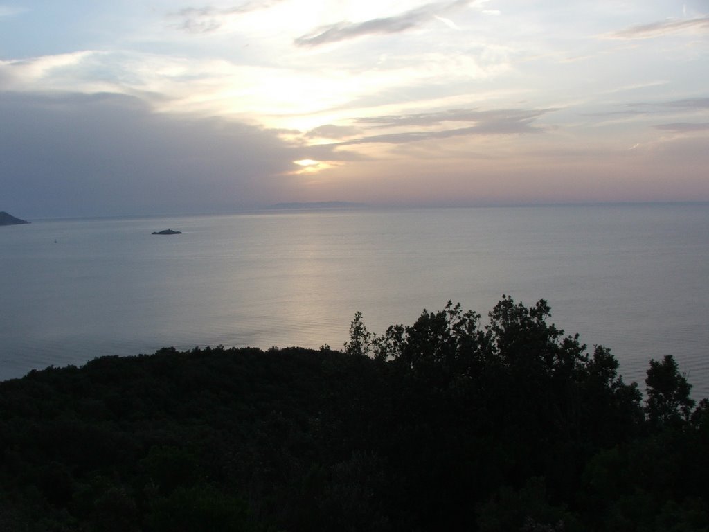 Tramonto dietro lo Scoglietto di Portoferraio by merigo63