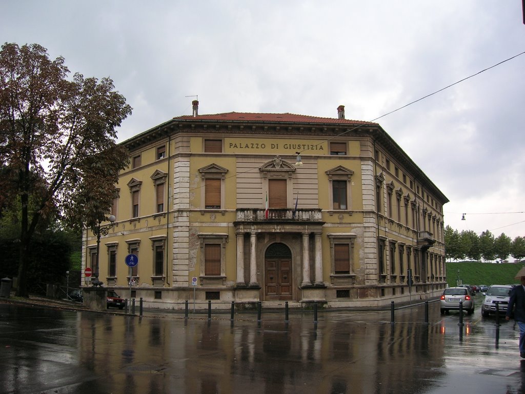 Palazzo di Giustizia, Lucca by jamesripon