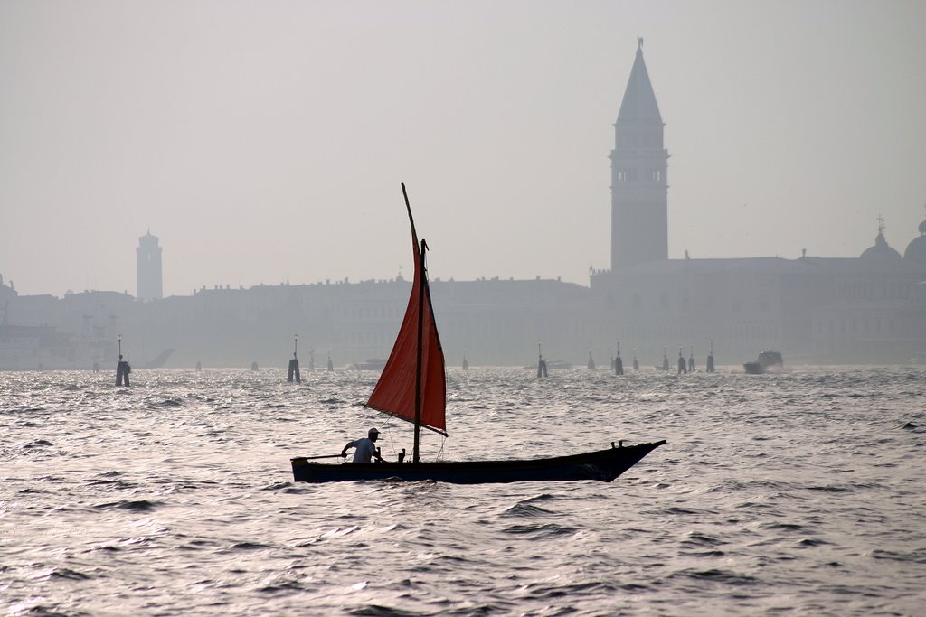 Antica barca a vela a spasso in laguna by Eric Medvet