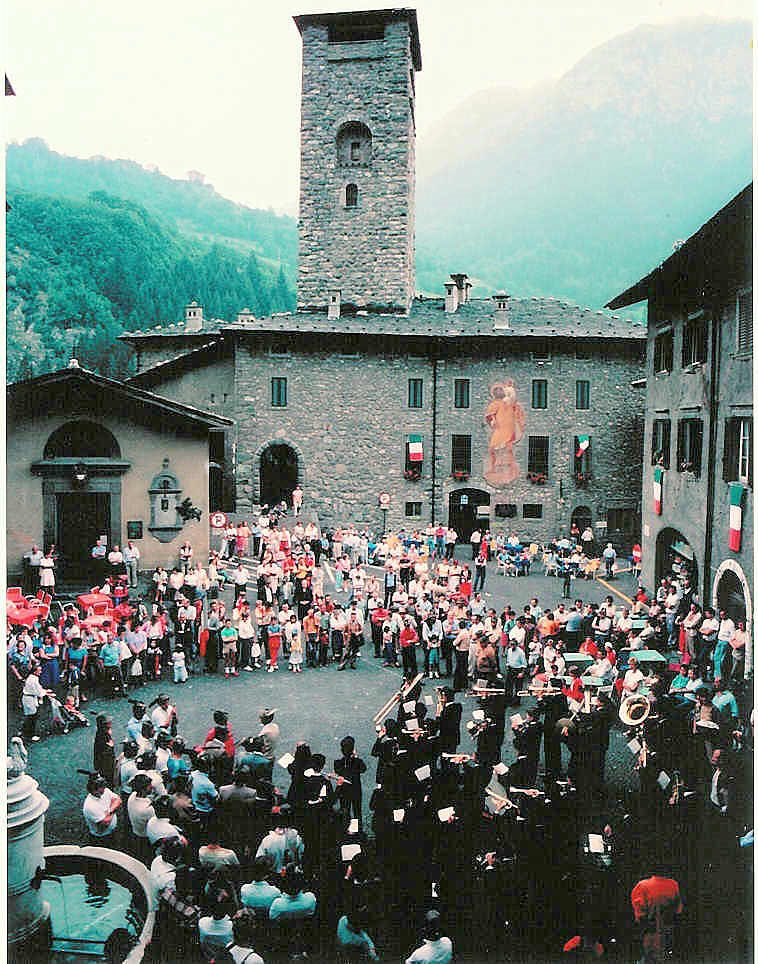 Gromo - Piazza Dante anni 80 - da http://www.corpomusicaledigromo.it by Angelo Galani