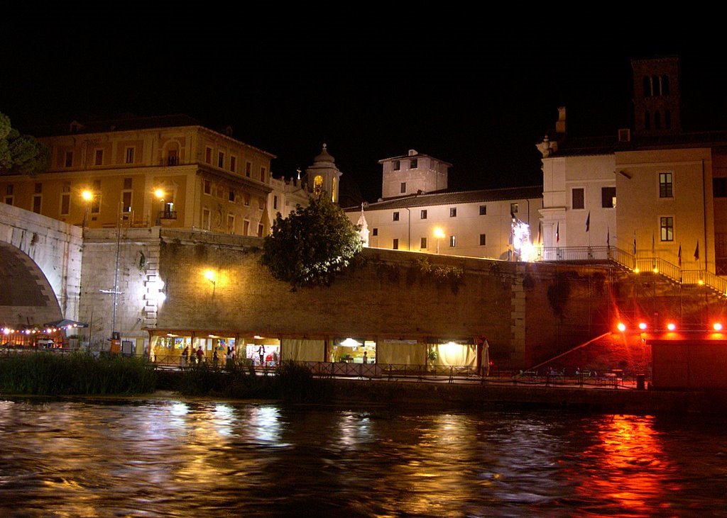 Tevere river at night, close to Tiberina island by dbsfemino