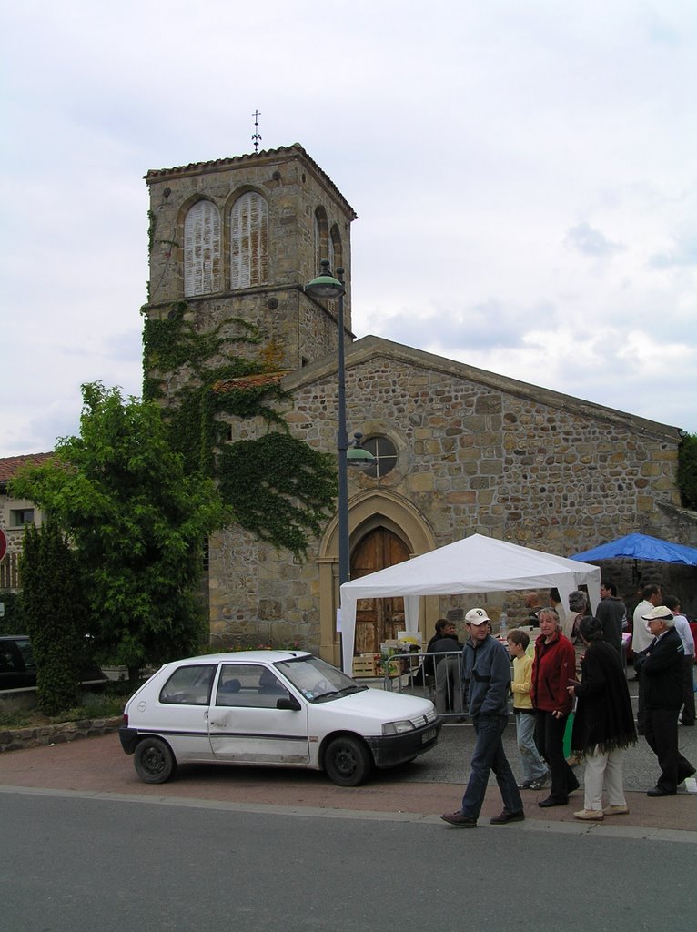 Eglise et marché africain en juin 2008 by Lafraque