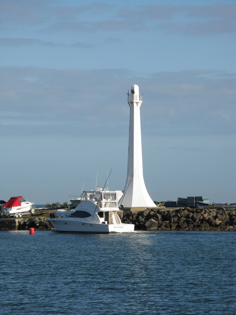 白色的灯塔咯~~White lighthouse by sunfe_snail