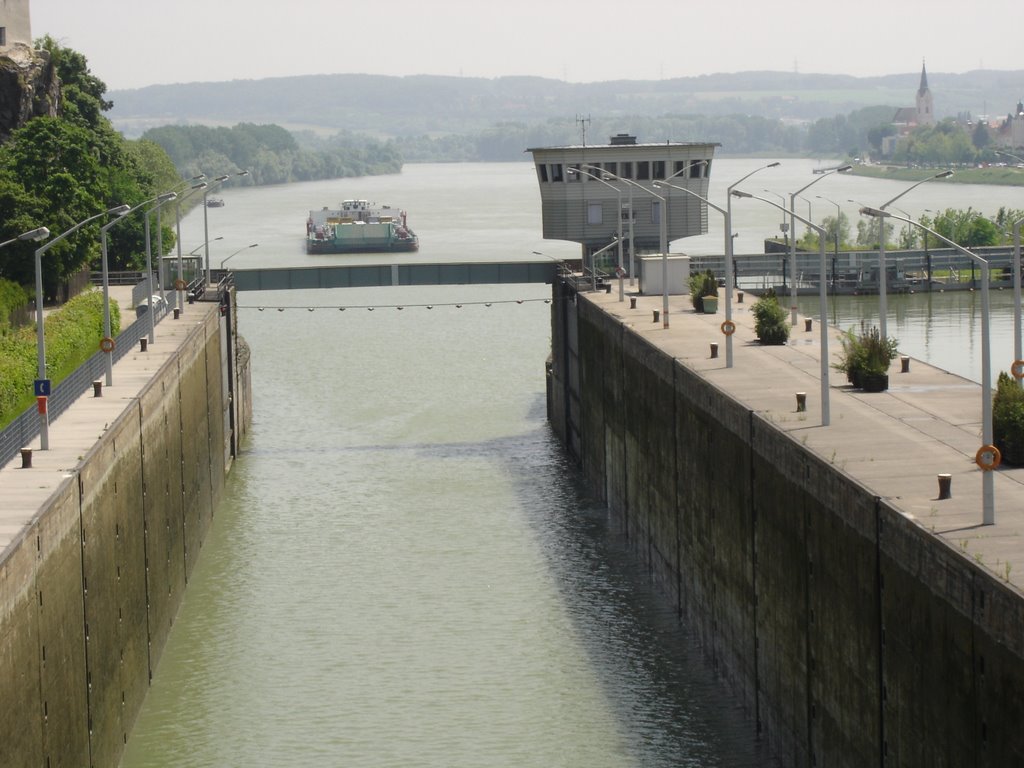 Lock at Ybbs/Persenbeug (lei) by U. Leibundgut (CH)