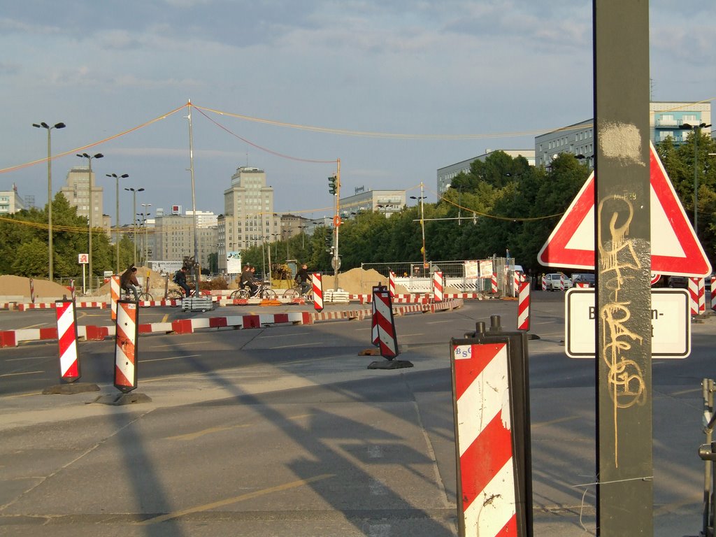 Alexanderplatz Blick in Karl-Marx-Allee (ehem. Stalin-Allee) by MoonDingo