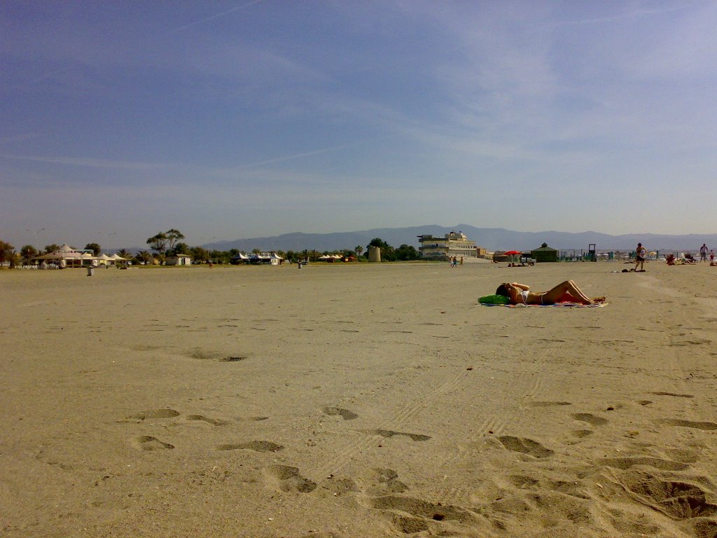 Vista spiaggia lungo mare Poetto by alexander84