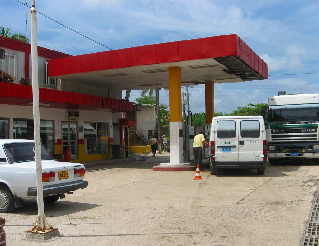 Estacion de Gasolina. Antigua Barra de Dalama. Servicio especial de aire fino para las bicicletas. by perezmontejo